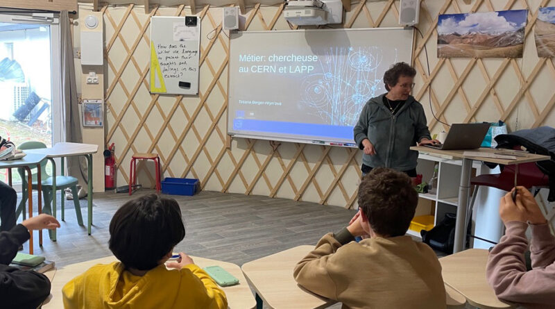 Intervention d'une chercheuse devant une classe à l'occasion de la journée des femmes et filles de science