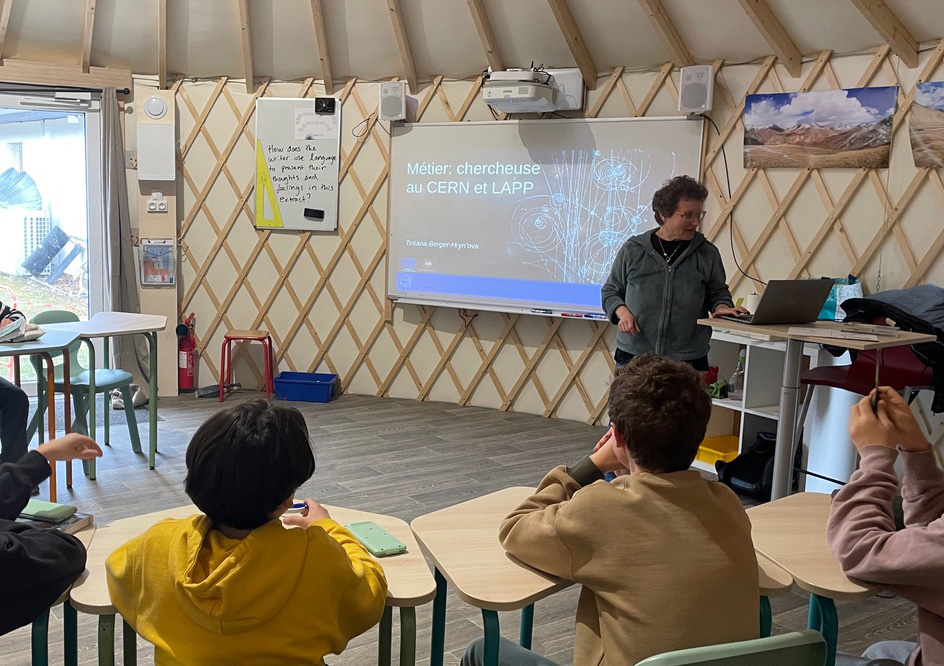 Intervention d'une chercheuse devant une classe à l'occasion de la journée des femmes et filles de science
