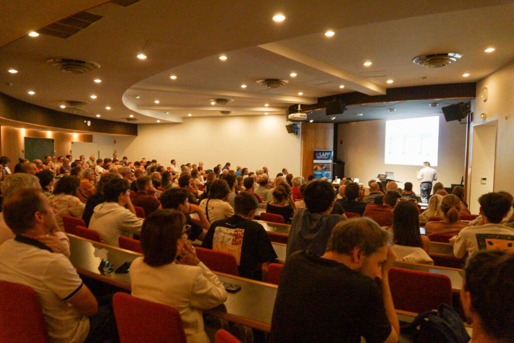 Conférence de Yann Mambrini dans l'auditorium du LAPP