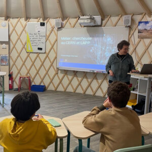 Intervention d'une chercheuse devant une classe à l'occasion de la journée des femmes et filles de science